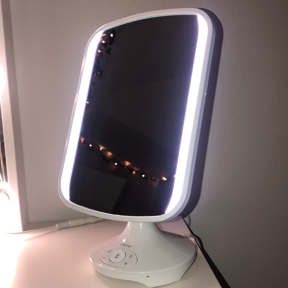 Mirror With Bluetooth, Speakerphone & USB Charging